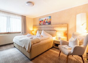 Een bureau, gratis wifi, beddengoed