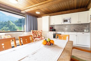 Suite, vista a la montaña | Cocina privada | Cafetera y tetera 