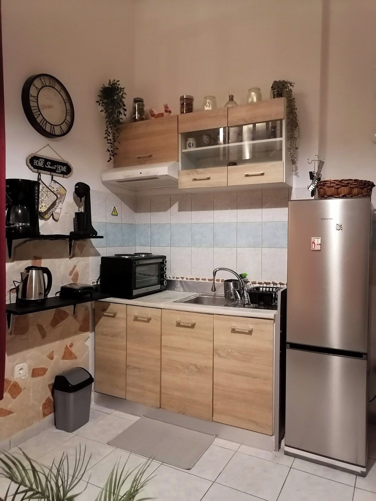 Oven, coffee/tea maker, cookware/dishes/utensils