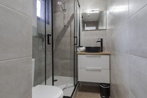 Douche, sèche-cheveux, serviettes fournies