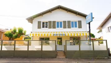 Fachada de la propiedad
