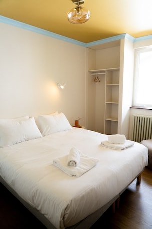 Ropa de cama de alta calidad, escritorio, wifi gratis y ropa de cama