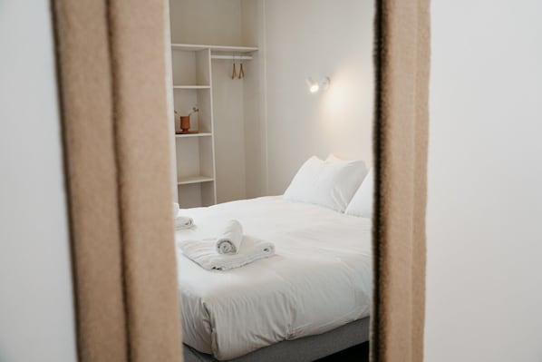 Ropa de cama de alta calidad, escritorio, wifi gratis y ropa de cama