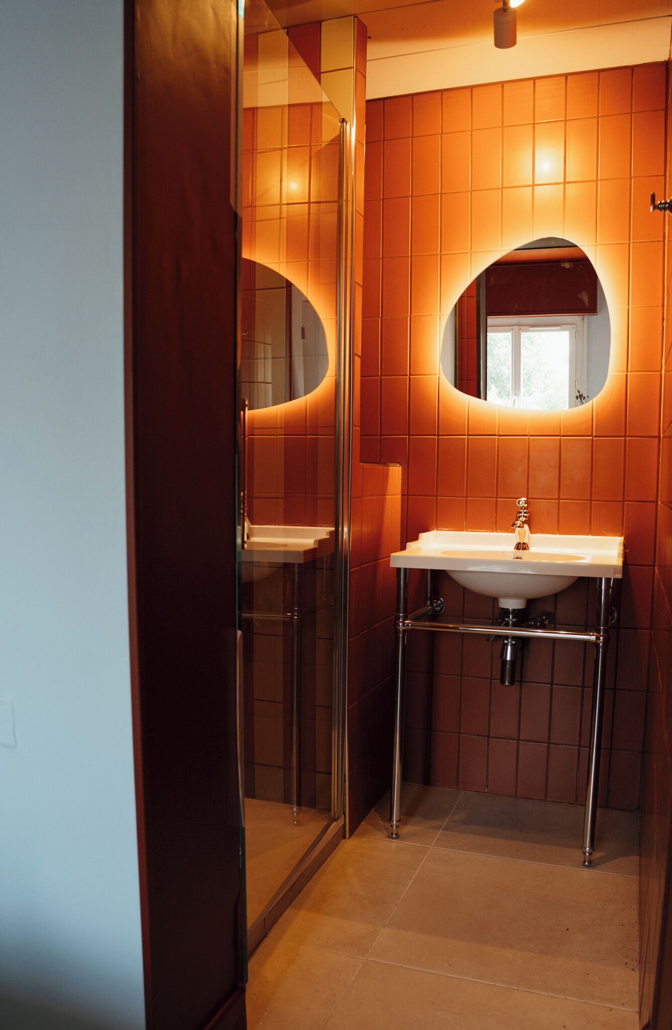Habitación doble superior | Baño | Ducha, secador de pelo y toallas