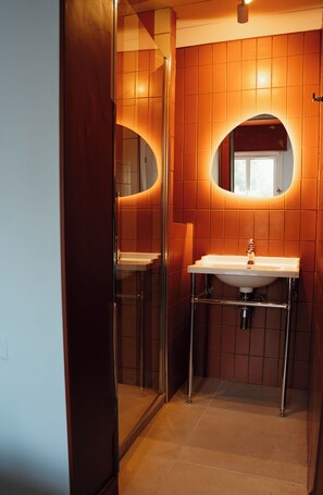 Superior Double Room | Bathroom | Shower, hair dryer, towels - HOTEL BLEU SOLEIL (Capbreton)
