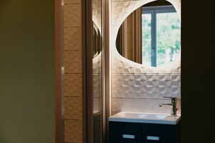 Standard Double Room | Bathroom | Shower, hair dryer, towels