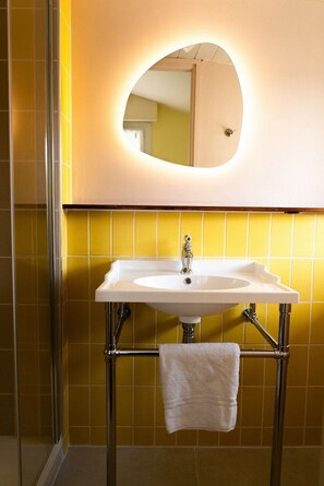 Habitación individual estándar | Baño | Ducha, secador de pelo y toallas