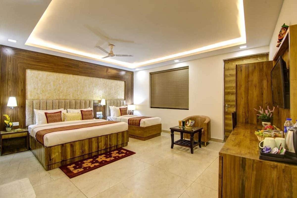 Habitación triple Premium | 1 dormitorio, escritorio, sistema de insonorización