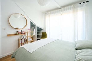 4 bedrooms, desk, WiFi, bed sheets