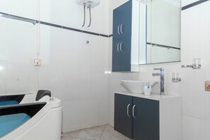Classic Double or Twin Room | Bathroom | Towels, soap, toilet paper