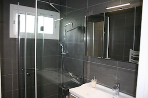 Dusj, hårføner, håndklær og såpe