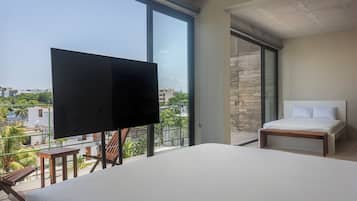 Leilighet – deluxe, balkong, byutsikt | Safe på rommet, individuelt dekorert, individuelt innredet og lydisolert