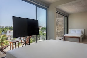 Apartamento luxo, sacada, vista para a cidade | Cofres nos quartos, individualmente decorados