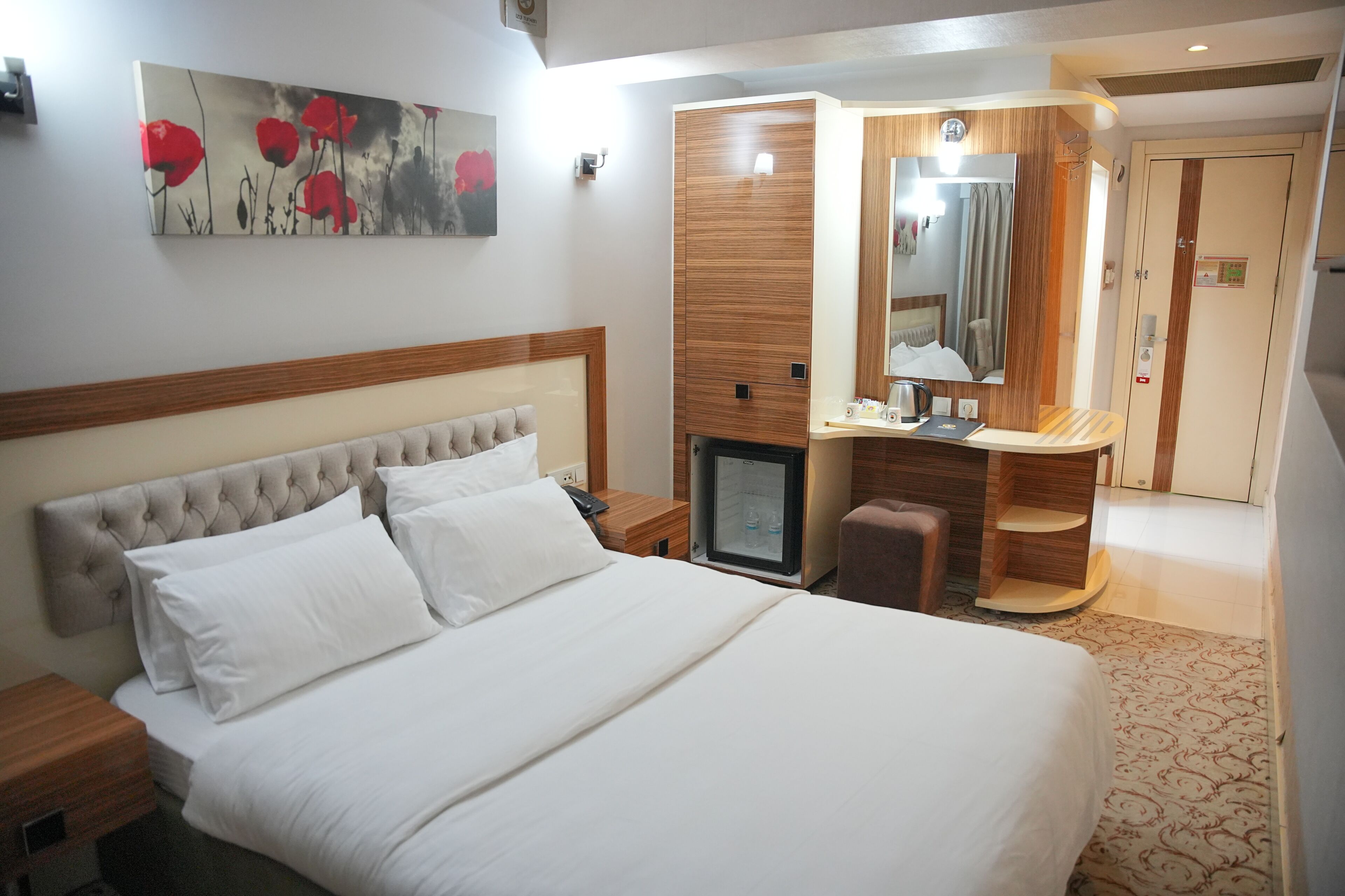 Standard Double Room | Bathroom | Shower, hair dryer, slippers, towels