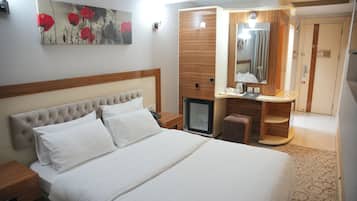 Standard-dobbeltværelse | Badeværelse | Bruser, hårtørrer, hjemmesko, håndklæder