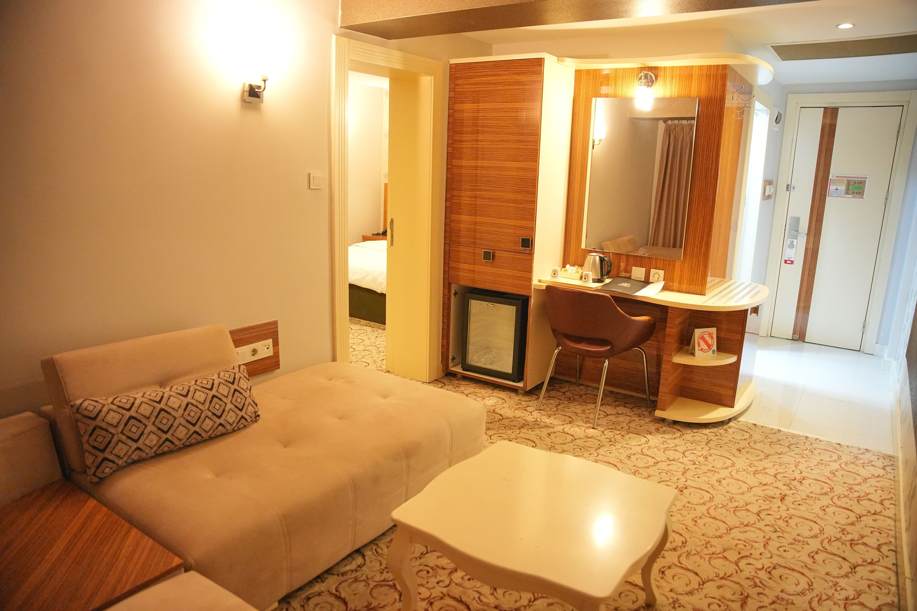 Premium Suite, City View | Living room