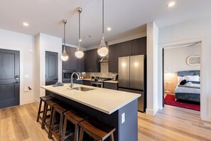 Geladeira, micro-ondas, fogão, cooktop