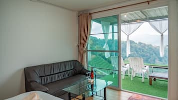 Chambre Standard, vue montagne | Coin séjour
