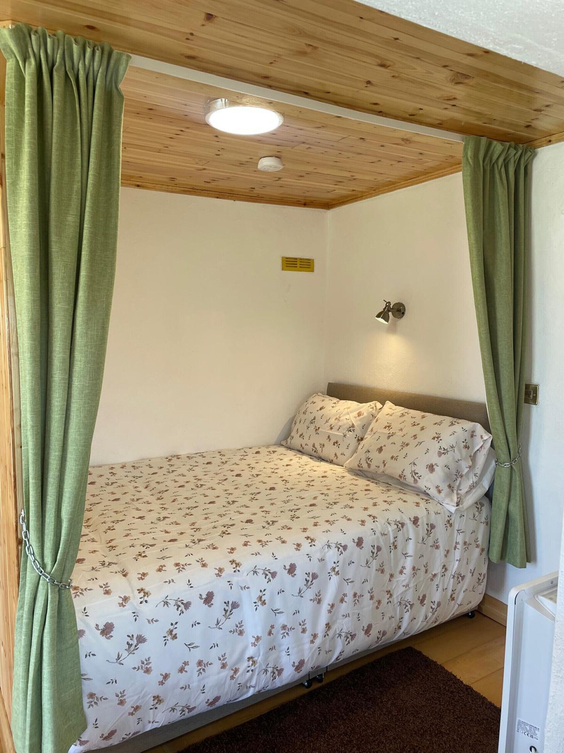 1 bedroom, bed sheets