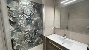 淋浴設備、廁紙