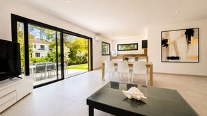 Dining - Villa Chêne with swimming pool absolute calm near the beach of the tortoise (Saint-Raphaël)