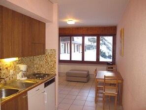 Fridge, cookware/dishes/utensils