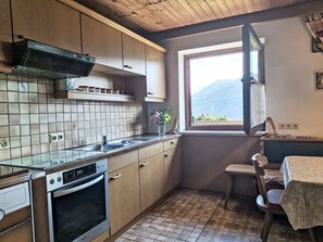 Fridge, cookware/dishes/utensils