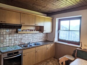 Fridge, cookware/dishes/utensils