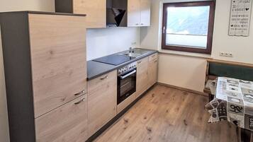 Kühlschrank, Ofen, Kochgeschirr/Geschirr/Besteck