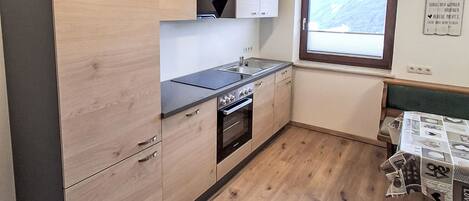 Geladeira, talheres/pratos/utensílios de cozinha