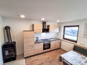 Réfrigérateur, batterie de cuisine, vaisselle et ustensiles