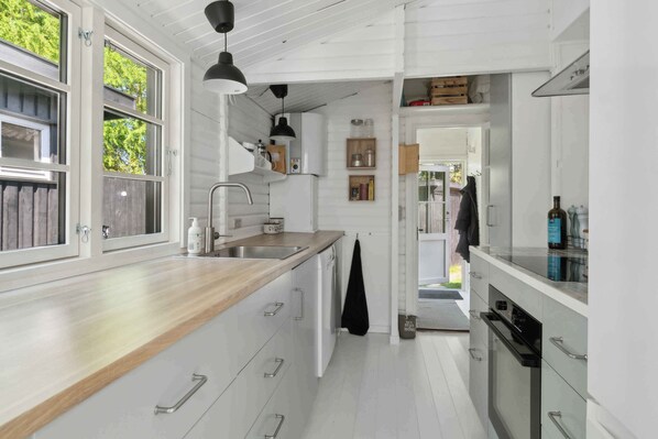 Kjøleskap, ovn, kokeplater og oppvaskmaskin