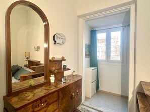 3 habitaciones, tabla de planchar con plancha, wifi y ropa de cama
