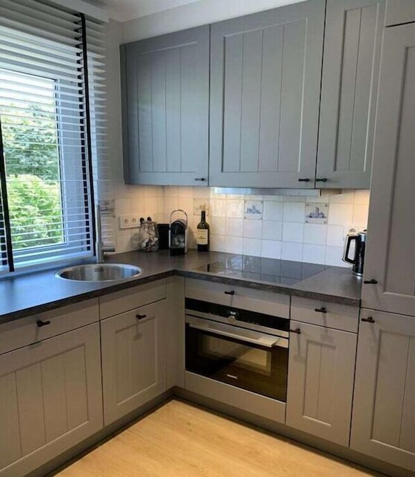 Kühlschrank, Mikrowelle, Herdplatte, Geschirrspüler