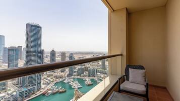 Deluxe Apartment, Balcony, City View | Pemandangan balkoni