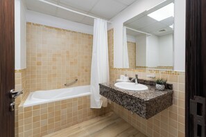 Combined shower/bathtub, free toiletries, hair dryer, towels - Shams 1 JBR - Mint Stay (Dubai)