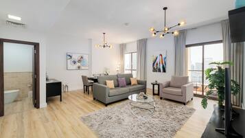 Classic Apartment, Balcony, City View | Ruang tamu