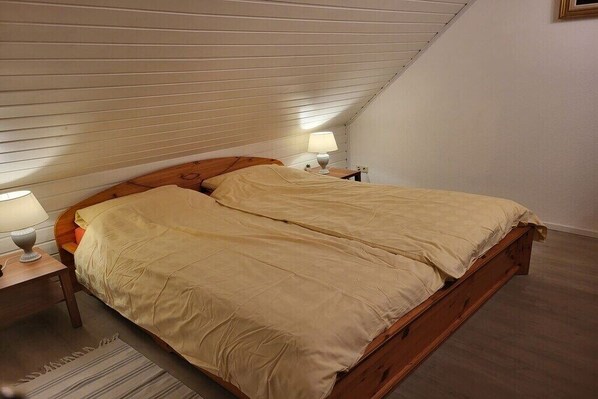2 bedrooms, iron/ironing board, free WiFi, bed sheets