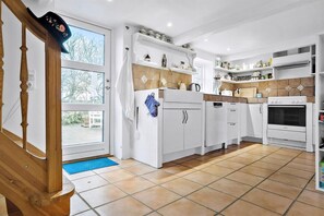 Fridge, oven, stovetop, dishwasher - Cozy summer house on Sejerø (Sejerø)