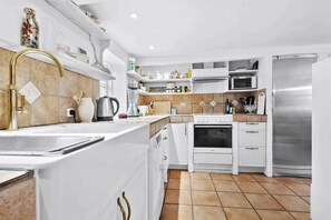 Refrigerador, horno, parrilla de estufa y lavavajillas 