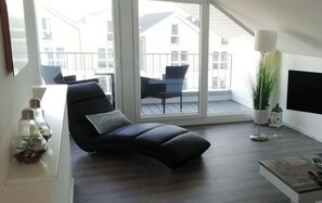 Smart-TV, Kamin, DVD-Player, Bücher