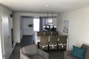 Smart TV, lareira, DVD player, livros