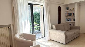 Deluxe Apartment, Patio | 1 bedroom, cribs/infant beds, bed sheets