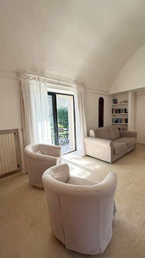 Deluxe Apartment, Patio | 1 bedroom, cots/infant beds, bed sheets - Masseria Frassaniti (Veglie)