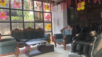 Coin salon dans le hall