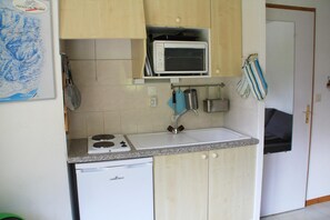 Fridge, oven, stovetop, coffee/tea maker
