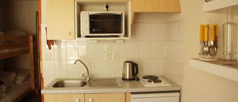 ثلاجة، فرن، موقد طهي مسطح، ماكينة لصنع القهوة/الشاي