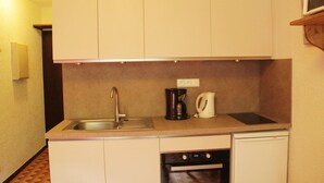 A compact kitchen with a sink, a coffee maker, and a dishwasher. - Apartment for 2 with mountain views (Châtel)