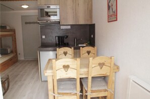 Réfrigérateur, four, plaque de cuisson, cafetière/bouilloire