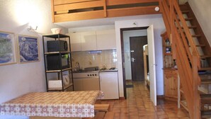 Coffee/tea maker, fridge, oven, stovetop